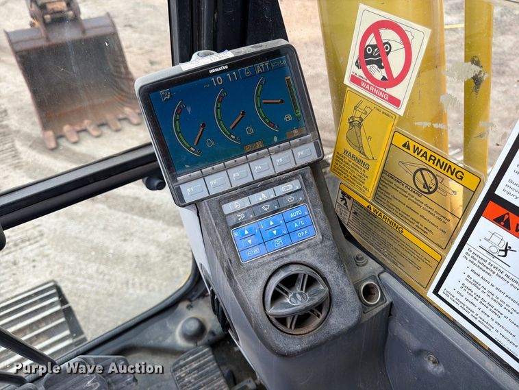 image for item FK3703 2006 Komatsu PC220LC-8 excavator