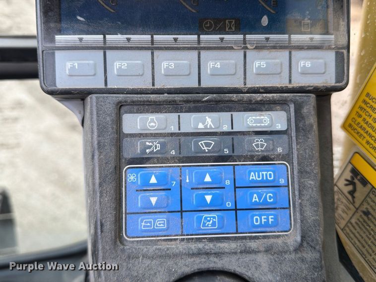 image for item FK3703 2006 Komatsu PC220LC-8 excavator