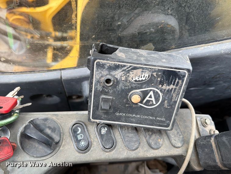 image for item FK3703 2006 Komatsu PC220LC-8 excavator
