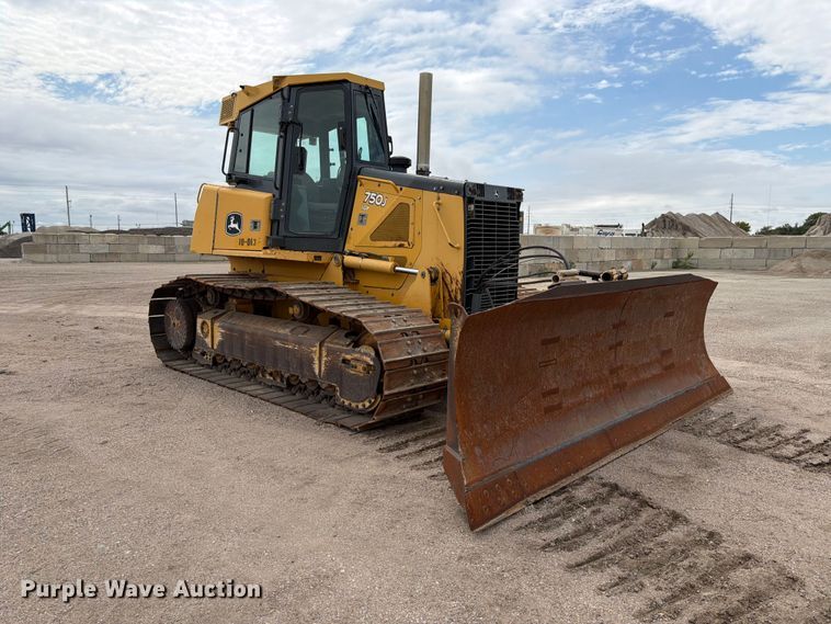 image for item FK3704 2010 John Deere 750J dozer
