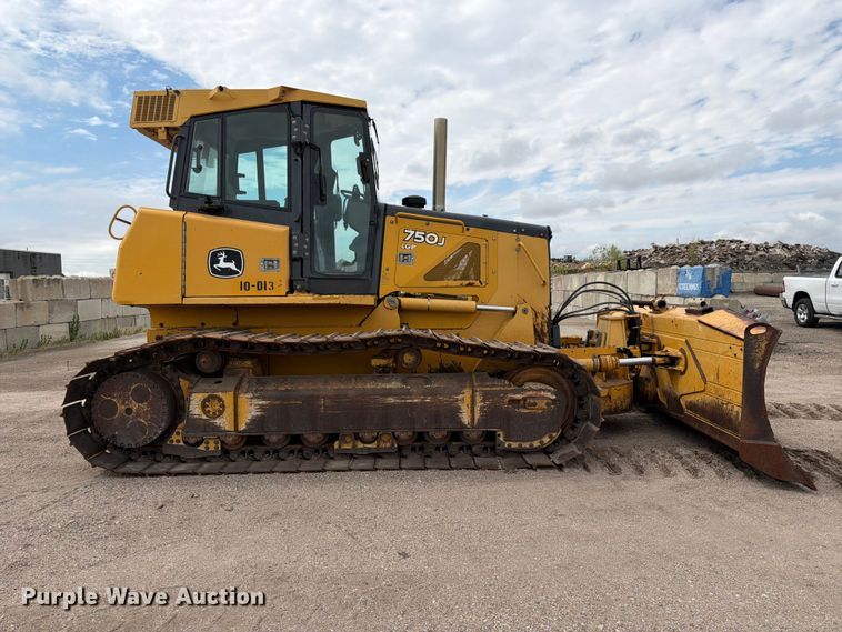 image for item FK3704 2010 John Deere 750J dozer