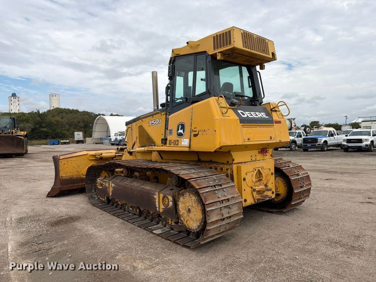 image for item FK3704 2010 John Deere 750J dozer