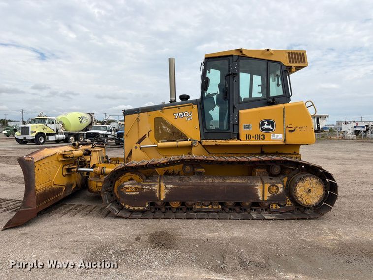 image for item FK3704 2010 John Deere 750J dozer
