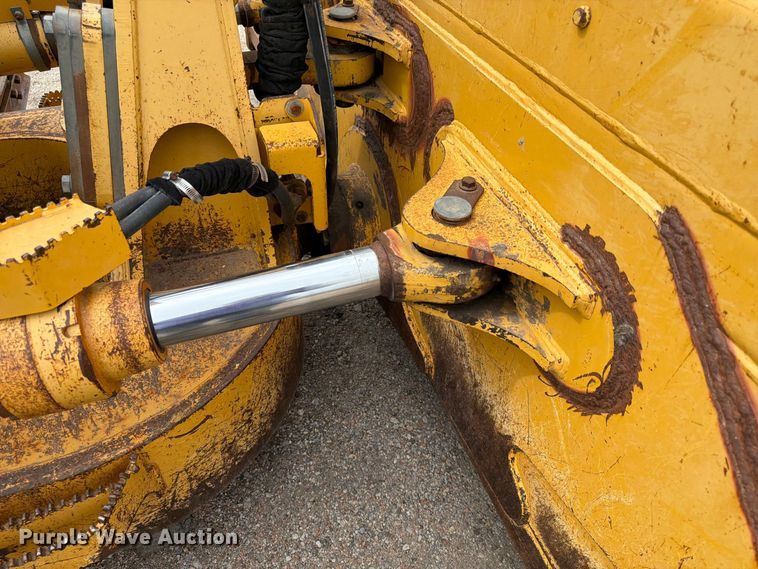 image for item FK3704 2010 John Deere 750J dozer