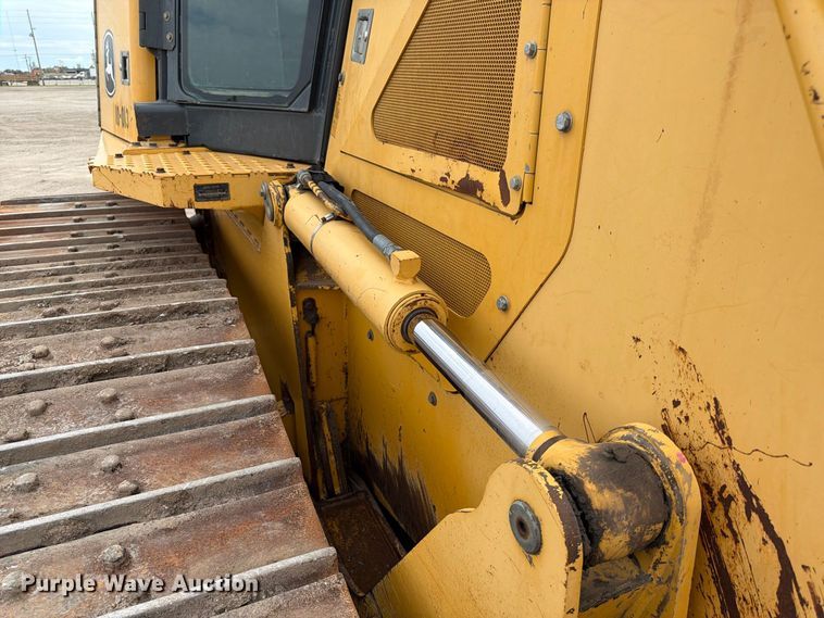 image for item FK3704 2010 John Deere 750J dozer