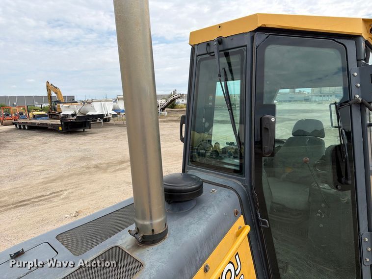image for item FK3704 2010 John Deere 750J dozer