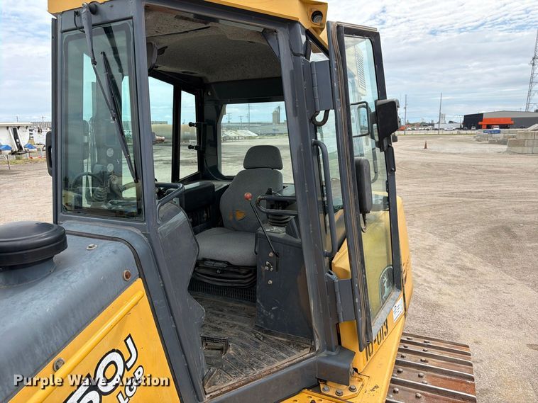 image for item FK3704 2010 John Deere 750J dozer