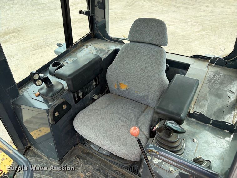 image for item FK3704 2010 John Deere 750J dozer