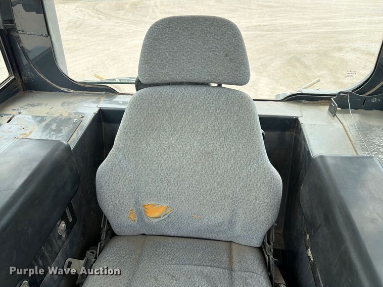 image for item FK3704 2010 John Deere 750J dozer