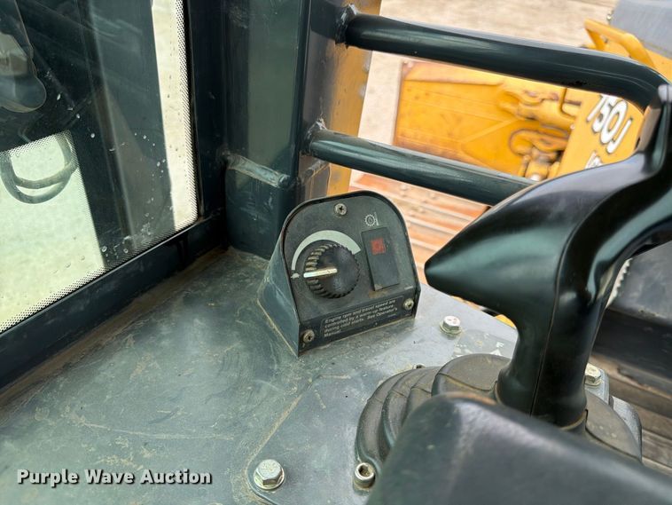 image for item FK3704 2010 John Deere 750J dozer