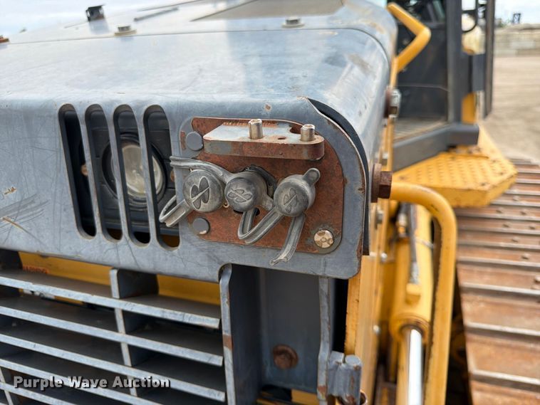 image for item FK3704 2010 John Deere 750J dozer