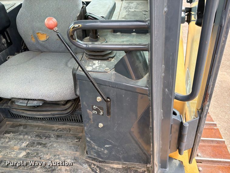 image for item FK3704 2010 John Deere 750J dozer