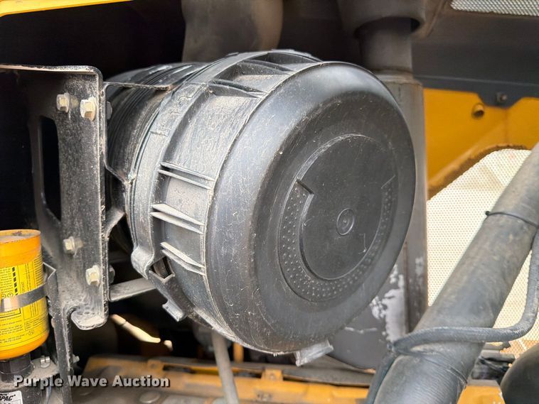 image for item FK3704 2010 John Deere 750J dozer