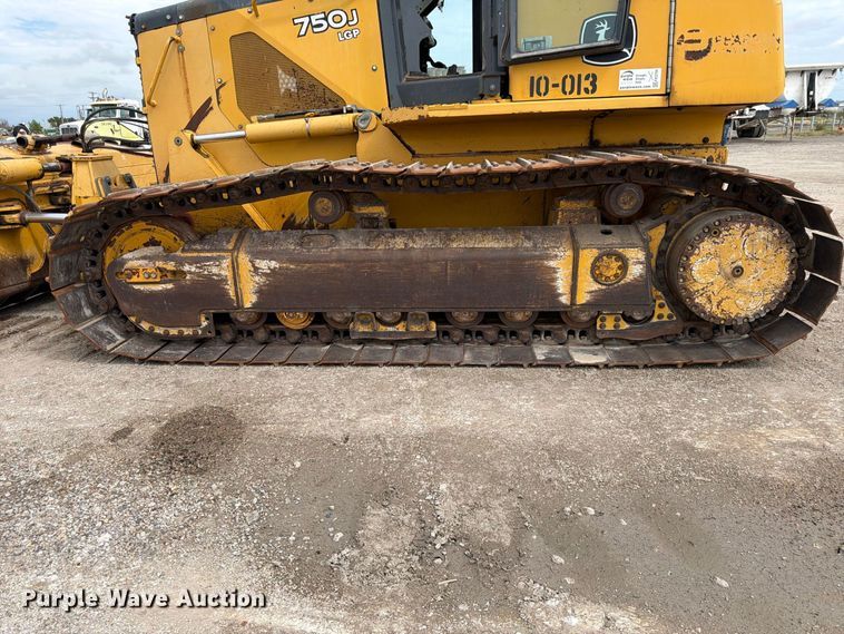 image for item FK3704 2010 John Deere 750J dozer