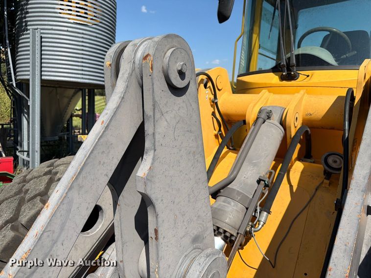 image for item FK3712 2002 Volvo L70D wheel loader