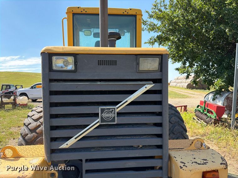 image for item FK3712 2002 Volvo L70D wheel loader