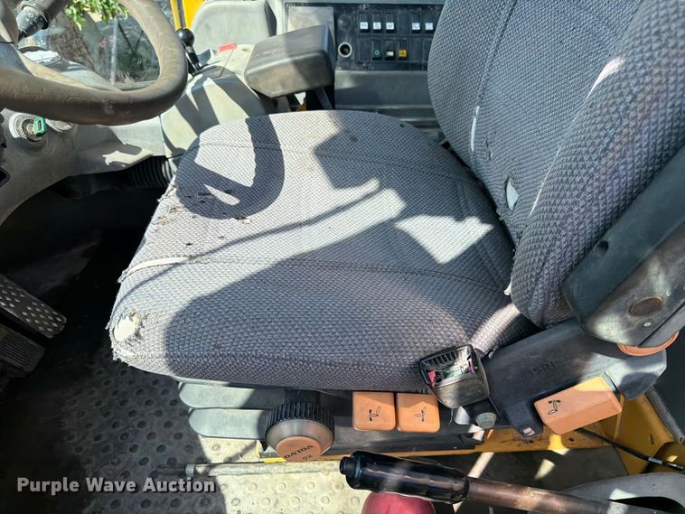 image for item FK3712 2002 Volvo L70D wheel loader