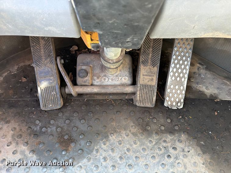 image for item FK3712 2002 Volvo L70D wheel loader