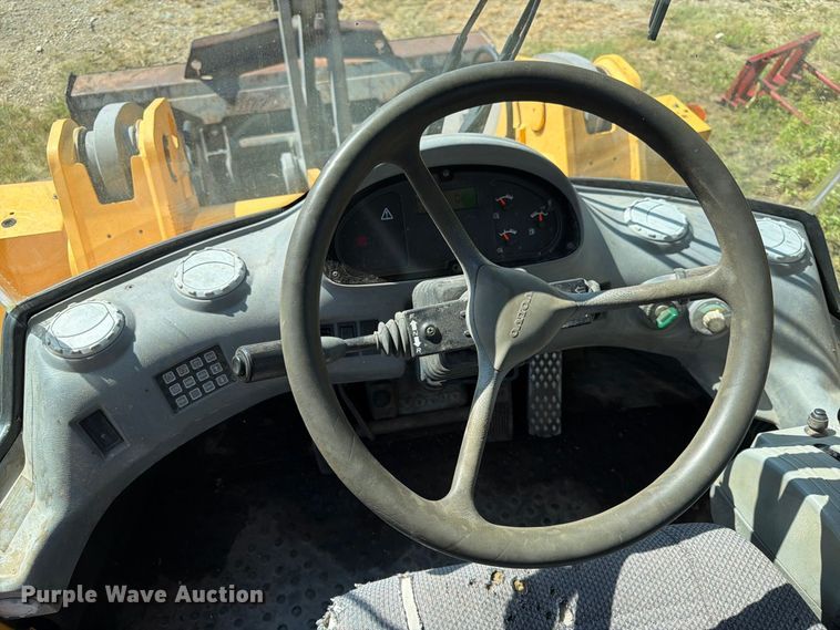 image for item FK3712 2002 Volvo L70D wheel loader