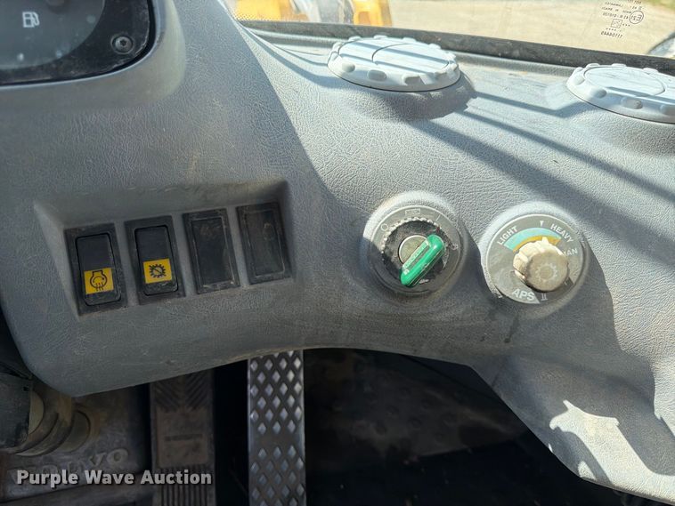 image for item FK3712 2002 Volvo L70D wheel loader