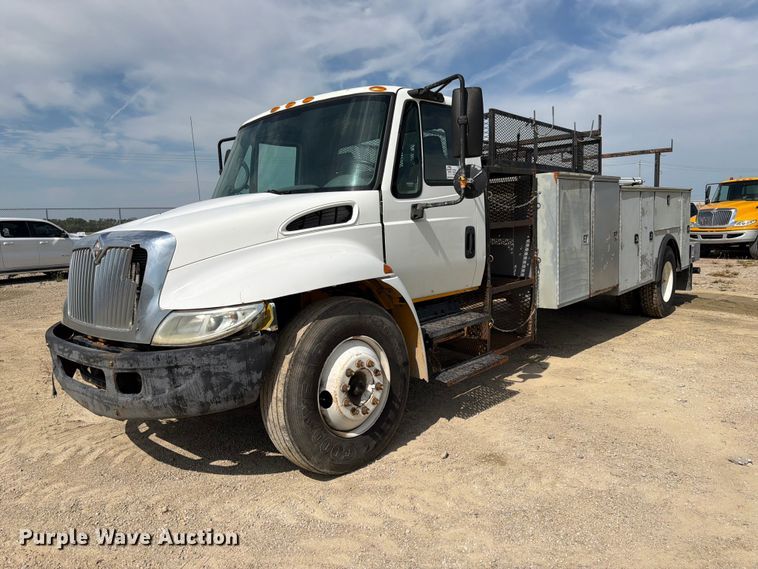 2004 International 4300 utility / service truck