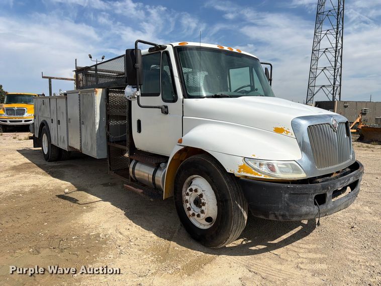image for item FK3722 2004 International 4300 utility / service truck