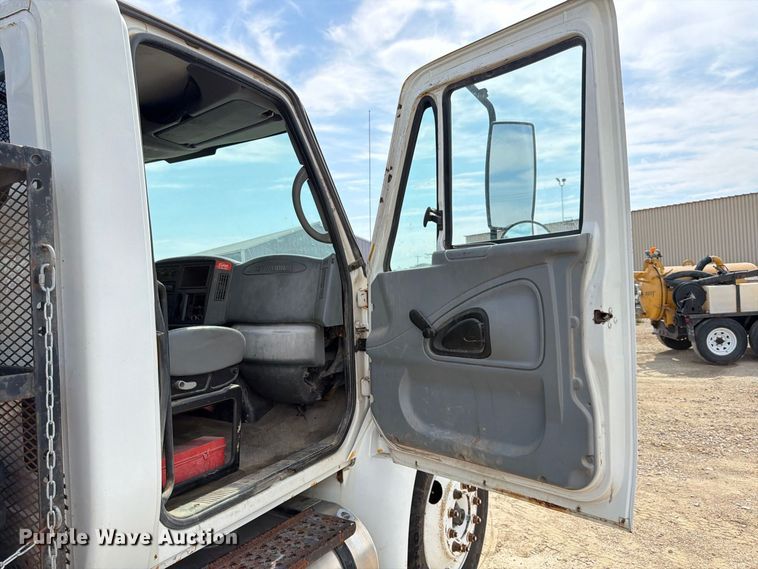 image for item FK3722 2004 International 4300 utility / service truck