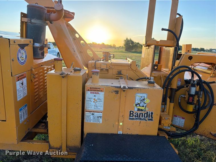 image for item FK5133 2015 Bandit 990 Wood Chipper
