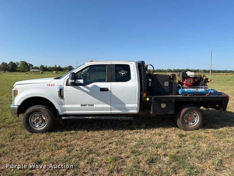 image for item FK5163 2018 Ford F250 Super Duty flatbed pickup truck
