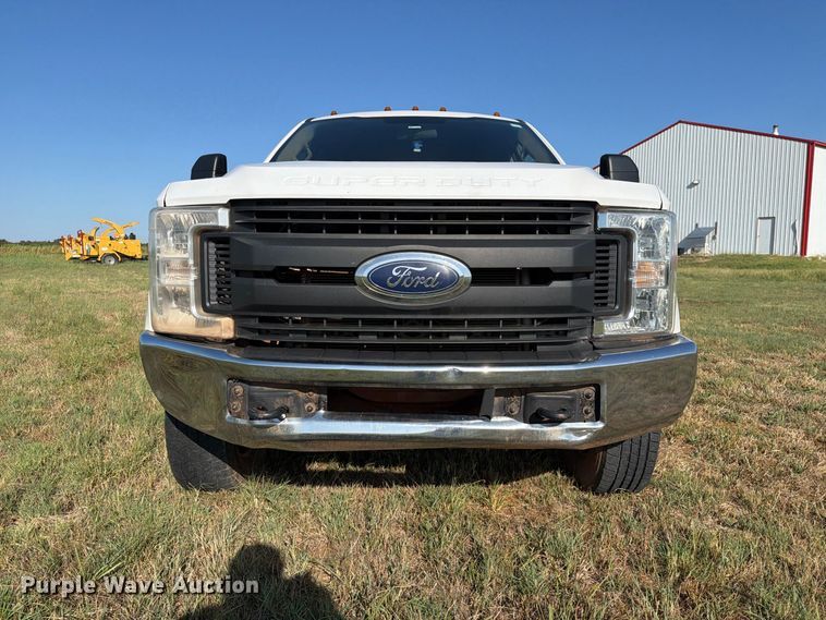 image for item FK5163 2018 Ford F250 Super Duty flatbed pickup truck