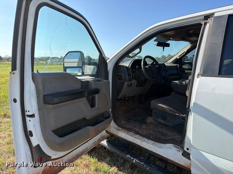 image for item FK5163 2018 Ford F250 Super Duty flatbed pickup truck