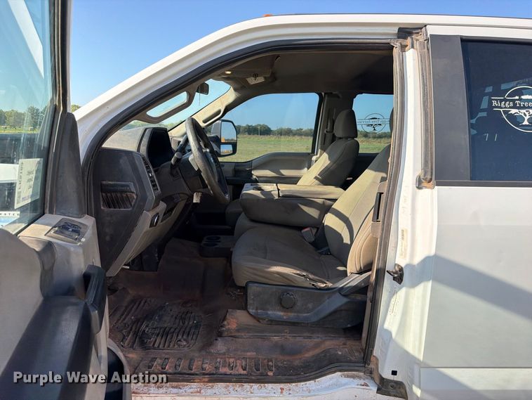 image for item FK5163 2018 Ford F250 Super Duty flatbed pickup truck
