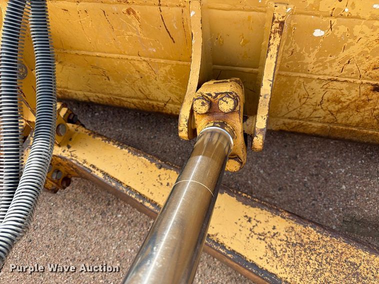 image for item FM7643 1998 Caterpillar D6M XL dozer