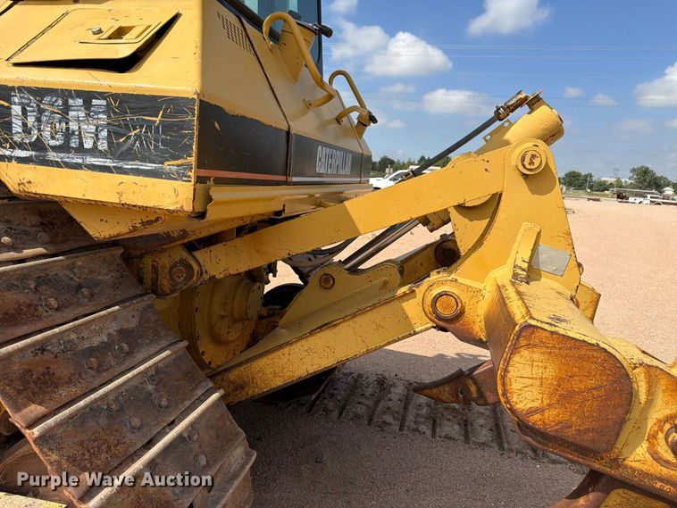 image for item FM7643 1998 Caterpillar D6M XL dozer