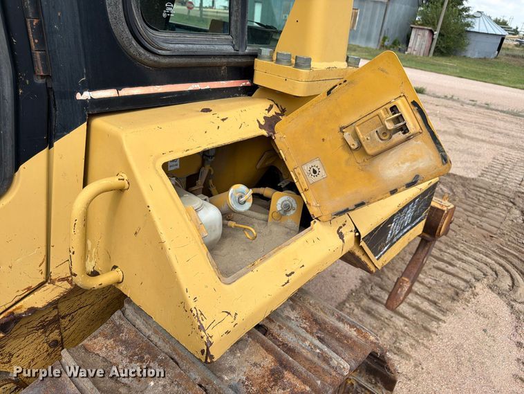 image for item FM7643 1998 Caterpillar D6M XL dozer