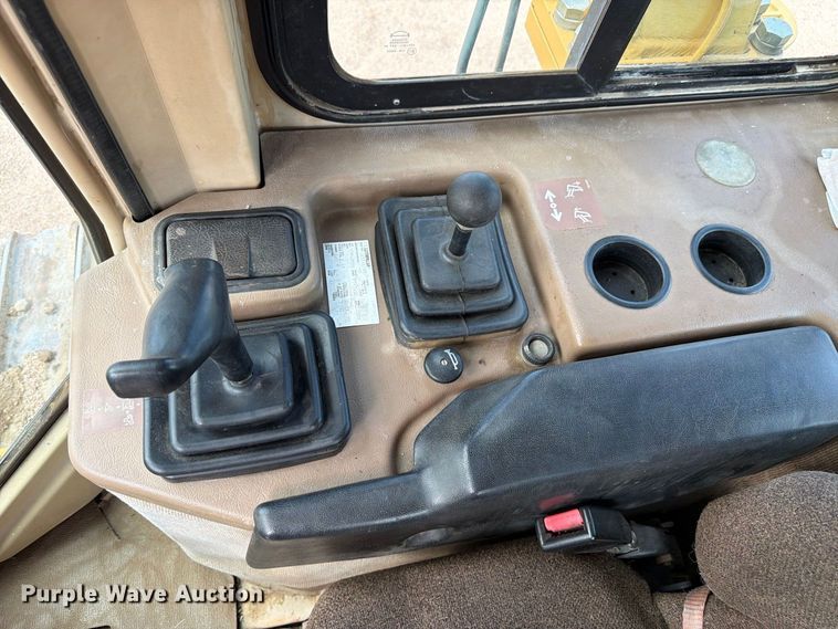 image for item FM7643 1998 Caterpillar D6M XL dozer