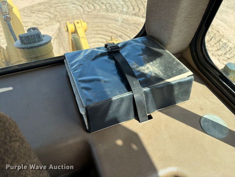 image for item FM7643 1998 Caterpillar D6M XL dozer