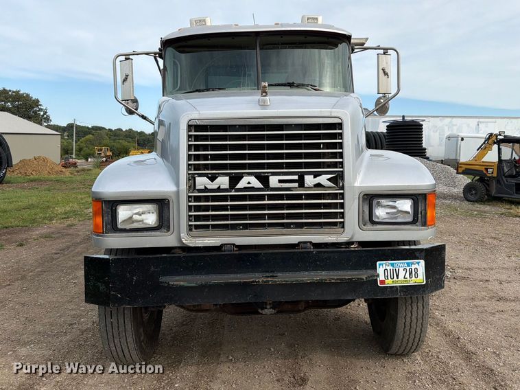 image for item FP3090 2006 Mack CHN613 dump truck