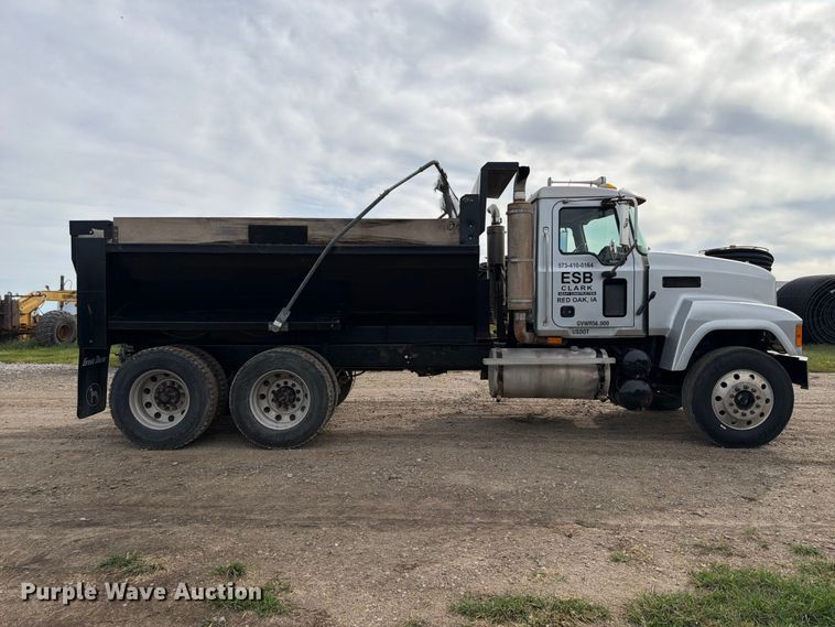 image for item FP3090 2006 Mack CHN613 dump truck