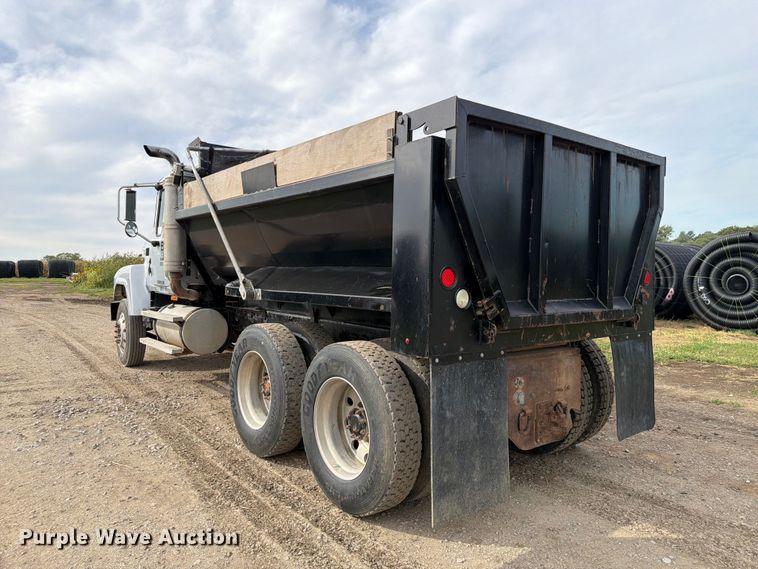 image for item FP3090 2006 Mack CHN613 dump truck