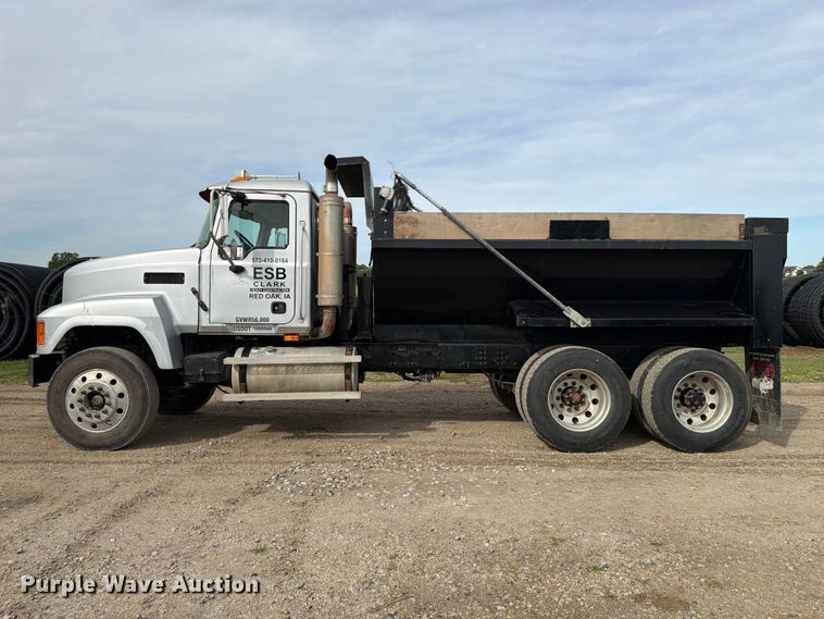image for item FP3090 2006 Mack CHN613 dump truck