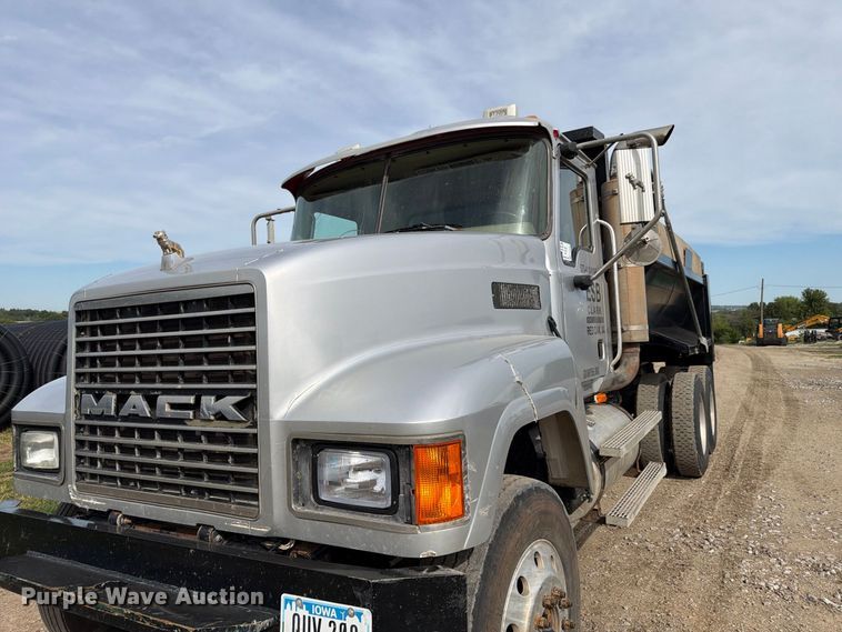 image for item FP3090 2006 Mack CHN613 dump truck