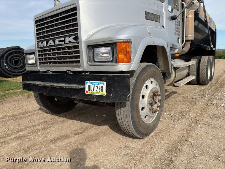 image for item FP3090 2006 Mack CHN613 dump truck