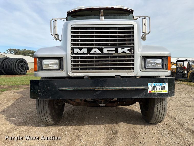 image for item FP3090 2006 Mack CHN613 dump truck