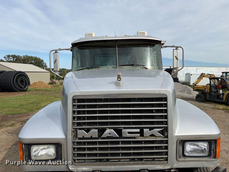 image for item FP3090 2006 Mack CHN613 dump truck