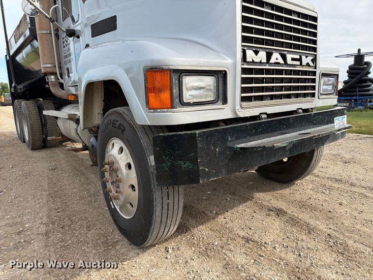 image for item FP3090 2006 Mack CHN613 dump truck