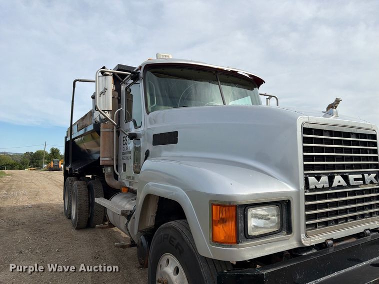 image for item FP3090 2006 Mack CHN613 dump truck