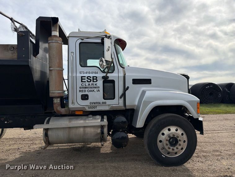 image for item FP3090 2006 Mack CHN613 dump truck