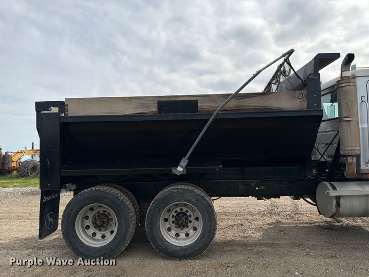 image for item FP3090 2006 Mack CHN613 dump truck