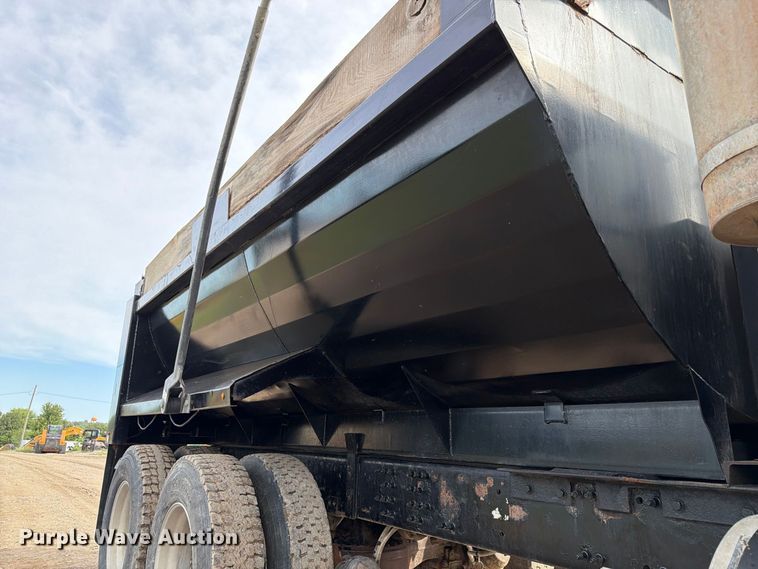 image for item FP3090 2006 Mack CHN613 dump truck